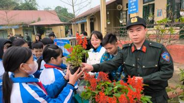 Học sinh Trường TH&THCS Tân Thịnh tham gia hoạt động 