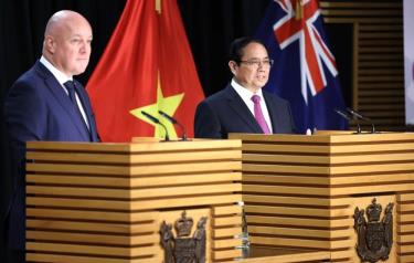 Thủ tướng Phạm Minh Chính và Thủ tướng New Zealand Christopher Luxon gặp gỡ báo chí.