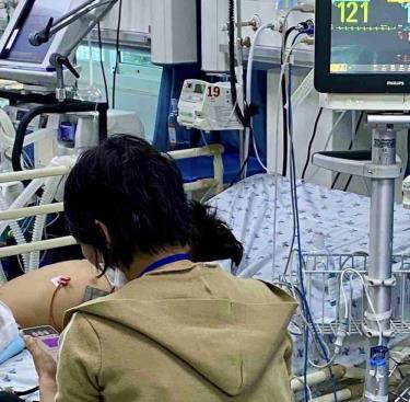 Trong thời gian nằm viện điều trị, bé trai này sốt cao liên tục và được điều trị tích cực.