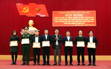 Chủ tịch UBND huyện  Trần Ngọc Thư trao thưởng cho các tập thể, cá nhân có thành tích xuất sắc trong công tác phòng, chống tội phạm, TNXH và xây dựng phong trào Toàn dân BVANTQ năm 2023.