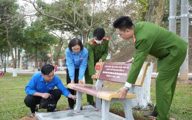 Hội LHTN huyện Trấn Yên phối hợp với Ban Chấp hành Đoàn Trại giam Hồng Ca xây dựng công trình “Ghế đá thanh niên” trị giá 15 triệu đồng tại Công viên Đầm Vối, thị trấn Cổ Phúc.