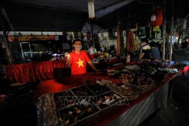 Một gian hàng chợ đêm trên phố Hàng Dầu (Hà Nội) sử dụng nến hưởng ứng Giờ Trái đất. Ảnh tư liệu