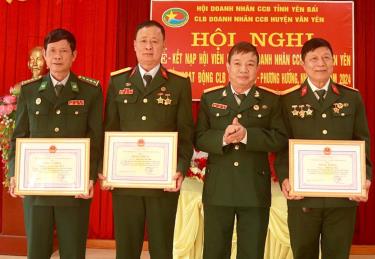 Đồng chí Nguyễn Quảng Đại - Chủ tịch Hội Doanh nhân CCB tỉnh Yên Bái tặng bằng khen cho các cá nhân đạt danh hiệu “Doanh nhân CCB gương mẫu” tiểu biểu năm 2023.