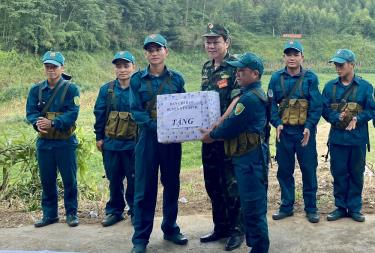 Đồng chí Nguyễn Dũng Giang - Phó Bí thư Thường trực Huyện ủy Yên Bình tặng quà, động viên lực lượng dân quân tự vệ xã Phúc An và Yên Thành tham gia diễn tập KVPT năm 2023.