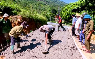 Can bộ, đảng viên và nhân dân xã Đồng Khê, huyện Văn Chấn tham gia kiên cố hóa đường giao thông nông thôn. Ảnh minh họa