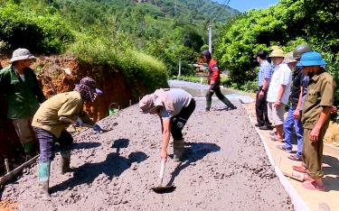 Can bộ, đảng viên và nhân dân xã Đồng Khê, huyện Văn Chấn tham gia kiên cố hóa đường giao thông nông thôn. Ảnh minh họa