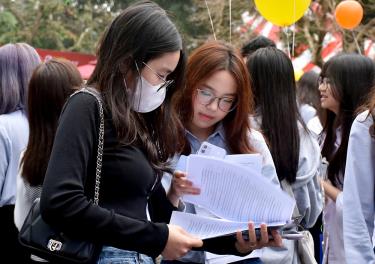 Thí sinh tìm hiểu thông tin xét tuyển đại học năm 2024 tại Đại học Bách khoa Hà Nội, ngày 17-3.