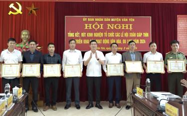 UBND huyện Văn Yên tặng giấy khen cho 10  tập thể, 18 cá nhân đã có thành tích trong công tác tham mưu, chỉ đạo tổ chức tốt các lễ m88 mới nhất hôm này Xuân Giáp Thìn 2024.