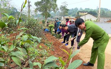 Lãnh đạo Ủy ban Mặt trận Tổ quốc thành phố Yên Bái tham gia cùng nhân dân xã Minh Bảo tôn tạo cảnh quan xanh, sạch, đẹp chào mừng Đại hội.