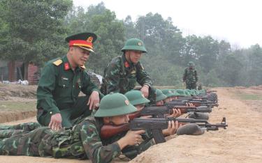 Cán bộ, giảng viên Trung đoàn 121 tham gia huấn luyện kỹ thuật chiến đấu bộ binh cho chiến sỹ mới.