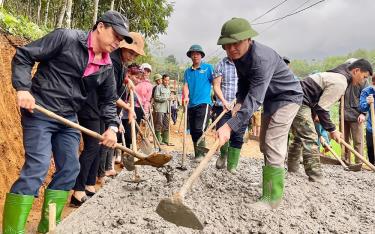 Đồng chí Ngô Hạnh Phúc - Ủy viên Ban Thường vụ Tỉnh ủy, Phó Chủ tịch UBND tỉnh tham gia làm đường giao thông nông thôn với bà con thôn Đèo Thao, xã Tân Nguyên.