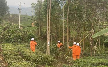 Công nhân Công ty Điện lực Yên Bái phát dọn hành lang lưới điện tại thị trấn Nông trường Liên Sơn, huyện Văn Chấn.