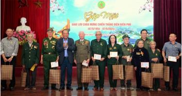 Đồng chí Trương Hòa Bình, nguyên Phó Thủ tướng Thường trực Chính phủ cùng lãnh đạo Hội Cựu Thanh niên xung phong tặng quà, tri ân các hội viên thanh niên xung phong.