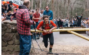 Paris về đích tại Barkley Marathon trong tiếng reo hò của khán giả.