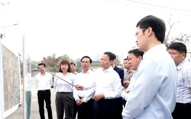 Bí thư Tỉnh ủy Đỗ Đức Duy và đoàn công tác kiểm tra Dự án công viên cây xanh xã Nghĩa Lợi.