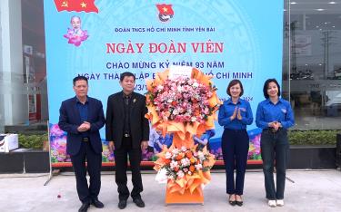 Lãnh đạo Tỉnh đoàn Yên Bái tặng hoa chúc mừng Chương trình “Ngày đoàn viên” điểm cấp tỉnh năm 2024.