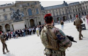 Binh sĩ Pháp tuần tra bên ngoài bảo tàng Louvre ở Paris vào tháng 11/2023. (Ảnh minh họa)