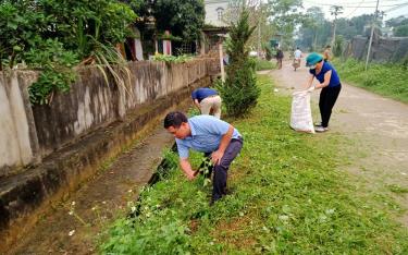 Các đồng chí lãnh đạo xã Đại Phác tham gia “Ngày thứ Bảy cùng dân”, phát dọn, vệ sinh các tuyến đường tại thôn Trung Tâm.