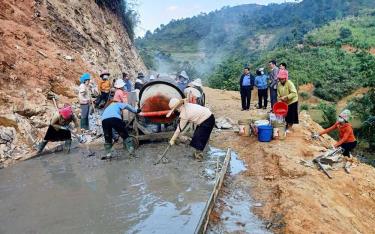 Nhân dân xã Hát Lừu tham gia bê tông hóa đường giao thông nông thôn.