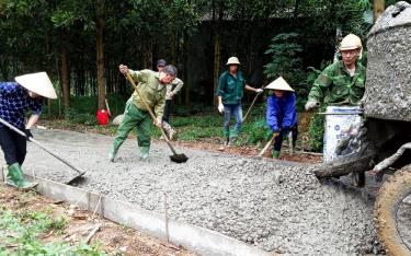 Nhân dân thôn 5, xã Việt Cường bê tông hóa đường nông thôn.