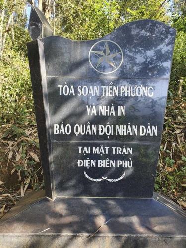 Bia lưu niệm Tòa soạn tiền phương và Nhà in Báo Quân đội Nhân dân tại Mặt trận Điện Biên Phủ (xã Mường Phăng, thành phố Điện Biên Phủ, tỉnh Điện Biên).