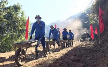ĐVTN xã Hồ Bốn tham gia tu sửa đường giao thông nông thôn tại bản Háng Đề Chu.