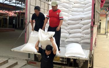 Trường Phổ thông dân tộc bán trú Trung học học cơ sở Lý Tự Trọng, xã Nậm Có tiếp nhận gạo hỗ trợ cho học sinh ngày 28/3