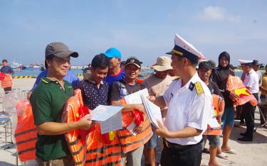 Đảo Trường Sa, Âu tàu Trường Sa tặng cờ Tổ quốc, áo phao cho ngư dân vào neo đậu tại Âu tàu Trường Sa.