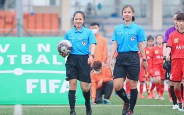 Trọng tài Trần Thị Thanh (trái) trở thành trọng tài nữ cấp cao của AFC tiếp theo tại Việt Nam.