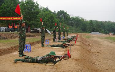 Chiến sỹ trẻ tham gia kiểm tra bắn súng tiểu liên AK, tư thế nằm bắn mục tiêu bia số 4.