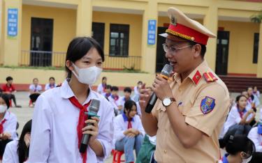 Cán bộ Đội Cảnh sát Giao thông – Trật tự, Công an huyện Trấn Yên tuyên truyền các quy định của pháp luật về giao thông đường bộ cho các em học sinh trên địa bàn xã Minh Quân, huyện Trấn Yên