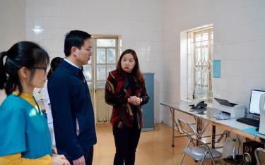 Lãnh đạo huyện Yên Bình kiểm tra, đánh giá thực trạng tại Trạm Y tế xã Cảm Nhân.