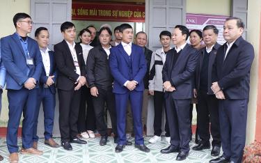 Bí thư Tỉnh ủy Đỗ Đức Duy trao đổi với các đảng viên trong dafabet link bộ trước khi diễn ra buổi sinh hoạt. Ảnh minh họa