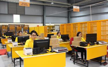 Kinh tế Việt Nam trên đà phục hồi tăng trưởng. Trong đó, Yên Bái đạt tốc độ tăng trưởng GRDP 6%, đứng thứ 7/14 tỉnh vùng Trung du và miền núi phía Bắc, thứ 36/63 tỉnh, thành phố của cả nước. Ảnh: Cán bộ, nhân viên, người lao động của Trung tâm Khai thác vận chuyển – Bưu cục Âu Cơ, Bưu điện tỉnh Yên Bái làm việc với khí thế phấn khởi của những ngày đầu xuân.