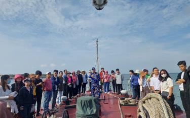 Học viên tham quan trải nghiệm thực tế  trên Tàu 377 của Lữ đoàn 167