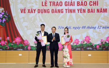 Đồng chí Đỗ Đức Duy- Ủy viên Ban Chấp hành Trung ương Đảng, Bí thư Tỉnh ủy, Trưởng đoàn Đại biểu Quốc hội tỉnh trao giải đặc biệt Giải báo chí về xây dựng Đảng tỉnh Yên Bái năm 2023 cho nhóm tác giả Thanh Hòa - Hồng Dũng - Văn Thông, Truyền hình Quốc hội với tác phẩm: 