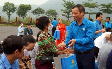 Thường trực LĐLĐ thành phố trao quà cho đoàn viên công đoàn, người lao động thành phố Yên Bái có hoàn cảnh khó khăn.