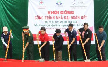 The groundbreaking ceremony for the construction of a house for Mr. Ban Thua Tien's family, a low-income household facing housing difficulties, took place in Giang Cai Village.