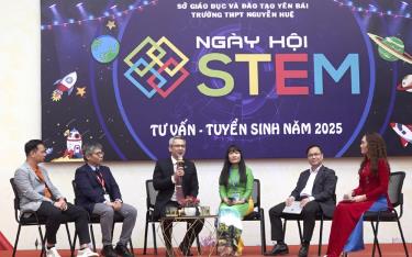 Trường THPT Nguyễn Huệ, thành phố Yên Bái tổ chức Ngày hội STEM – Tư vấn tuyển sinh năm 2025 với chủ đề “Thời đại số đổi mới – dẫn lối thế hệ xanh”