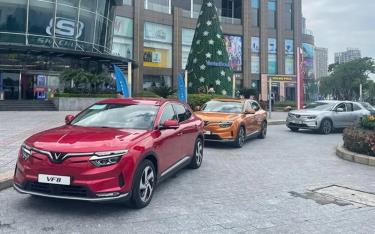 Đại lý cho biết, xe VinFast bán kèm pin sẽ được sạc miễn phí tới hết năm 2027 (thay vì chỉ đến 30/6/2027 như thông báo trước đây).