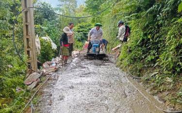 Người dân thôn Tà Đằng, xã Xà Hồ, huyện Trạm Tấu làm đường giao thông nông thôn.