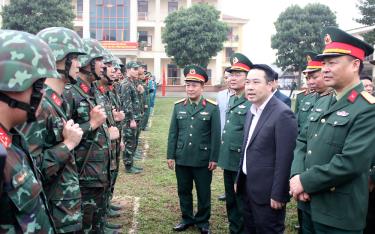 Đồng chí Nguyễn Tuấn Anh - Phó Bí thư Tỉnh ủy, Chủ tịch UBND tỉnh thăm hỏi, động viên chiến sĩ tham gia duyệt đội ngũ.