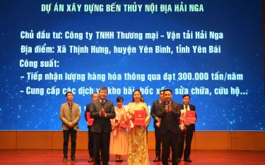 Lãnh đạo UBND tỉnh trao quyết định chấp thuận chủ trương đầu tư cho Dự án Xây dựng Bến thủy nội địa Hải Nga của Công ty TNHH Thương mại vận tải Hải Nga.