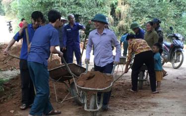 Cán bộ xã Bảo Ái tham gia “Ngày cuối tuần cùng dân”.