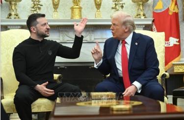 Tổng thống Mỹ Donald Trump (phải) hội đàm với Tổng thống Ukraine Volodymyr Zelensky tại Nhà Trắng, ngày 28/2/2025.