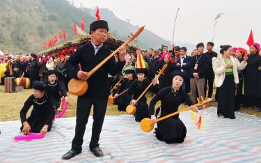 Đồng bào Tày xã Phong Dụ Thượng biểu diễn điệu múa Then truyền thống.