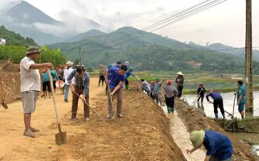 Cán bộ, đảng viên và người dân thôn Minh Khai tham gia tu sửa đường giao thông nông thôn.