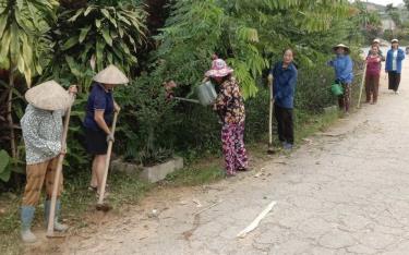 Hội viên phụ nữ xã Âu Lâu, thành phố Yên Bái vệ sinh đường liên thôn.