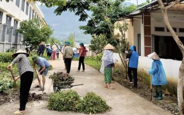 Hội viên phụ nữ xã Nghĩa Lộ cùng các đoàn thể tham gia “Ngày cuối tuần cùng dân”.