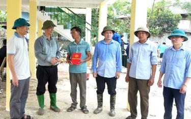 Đồng chí Nguyễn Minh Toàn - Ủy viên Ban Thường vụ, Chủ nhiệm Ủy ban Kiểm tra Tỉnh ủy (thứ 2, trái sang) kiểm tra và tặng quà, động viên nhân dân thôn Đêu 1, xã Nghĩa An, thị xã Nghĩa Lộ hăng hái lao động sản xuất.